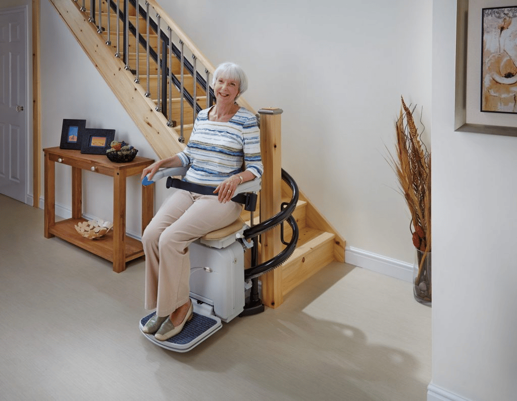 Utilisateur de monte-escalier de modèle assis.