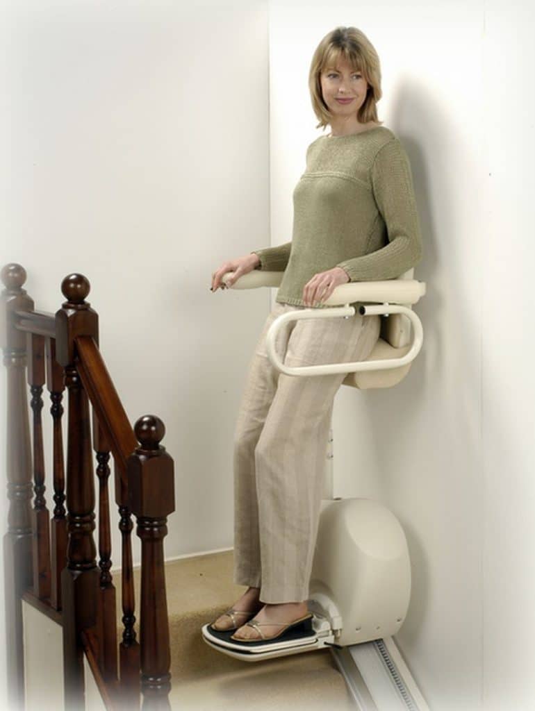 Image d'une femme utilisant un monte-escalier debout