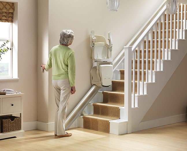 Un monte-escalier utilisé par une personne âgée