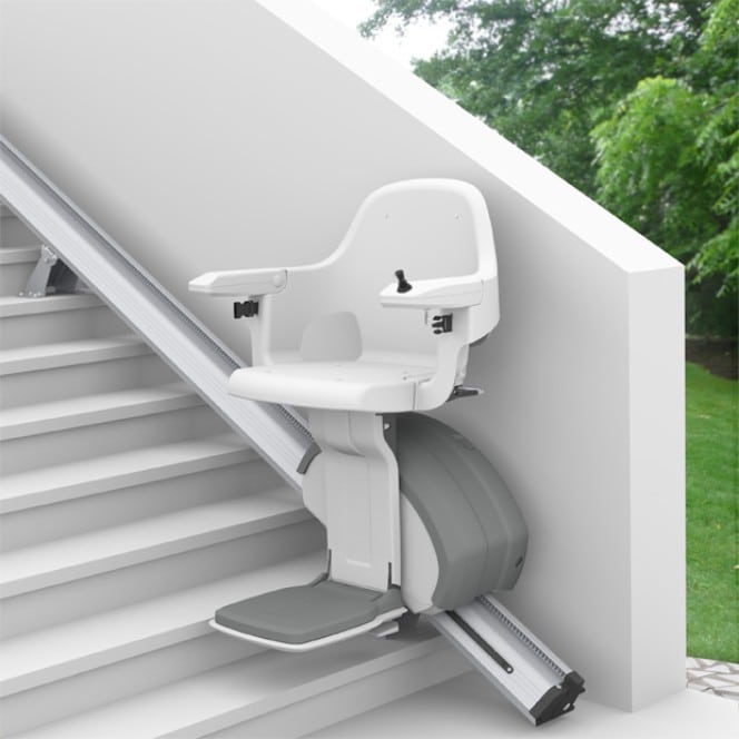Monte-escalier extérieur permettant d'accéder facilement aux étages supérieurs d'une maison